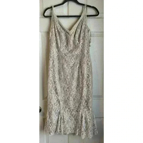 Alfred Angelo Wedding Dress Ivory/Linen Lace With Bead Detail Size 12 - Picture 1 of 9
